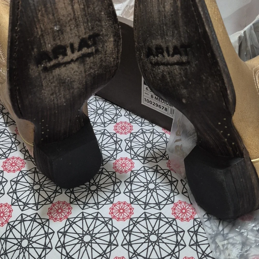 only wore once in my place. These boots dont even have a crease - Picture 2 of 3